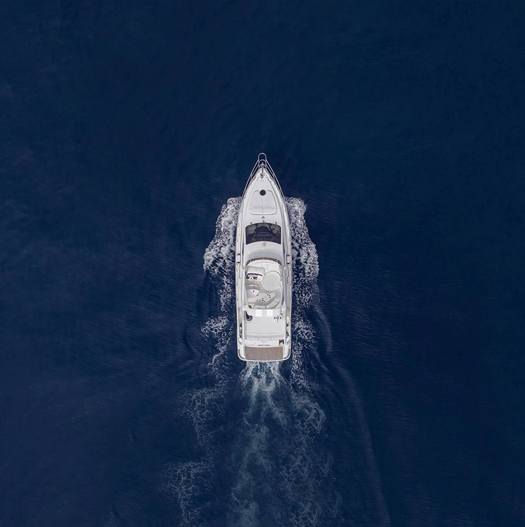 Terminal Starlink em uma embarcação para conectividade marítima
